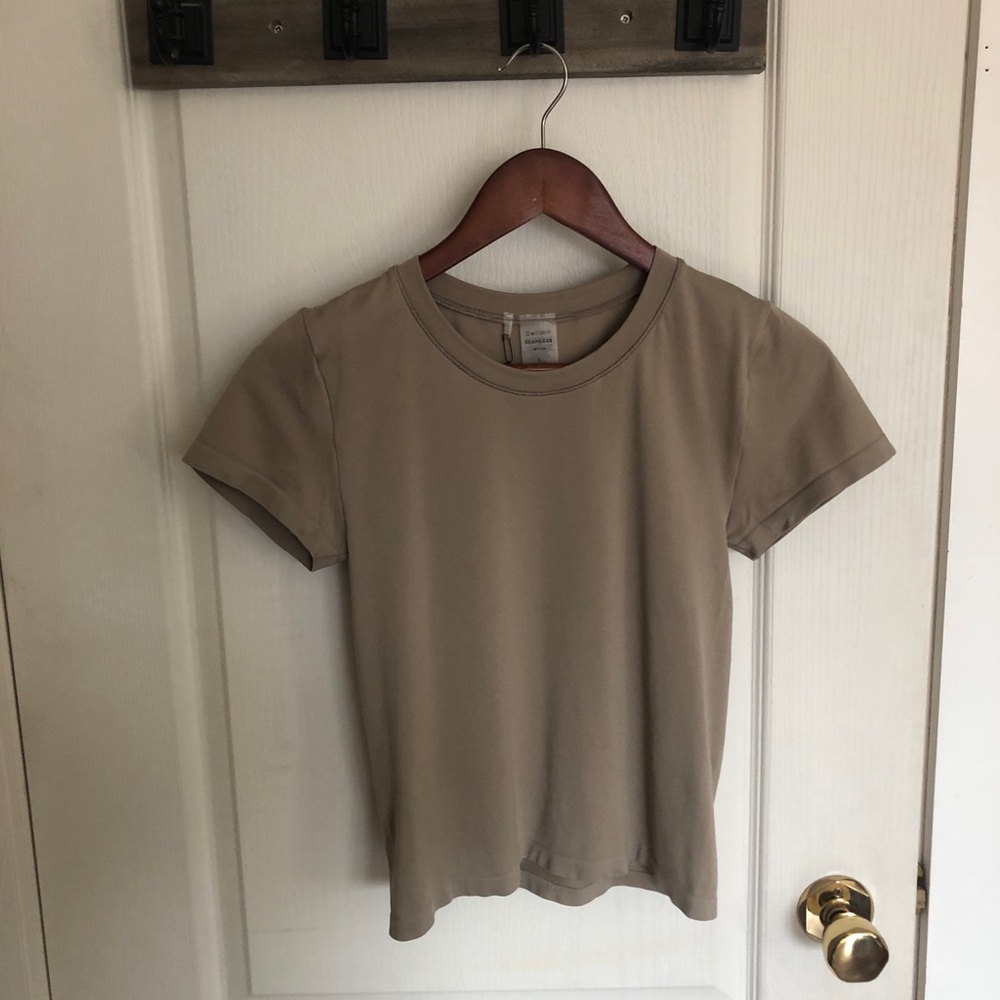Aritzia seamless willow t-shirt in fluent taupe - Picture 3 of 5
